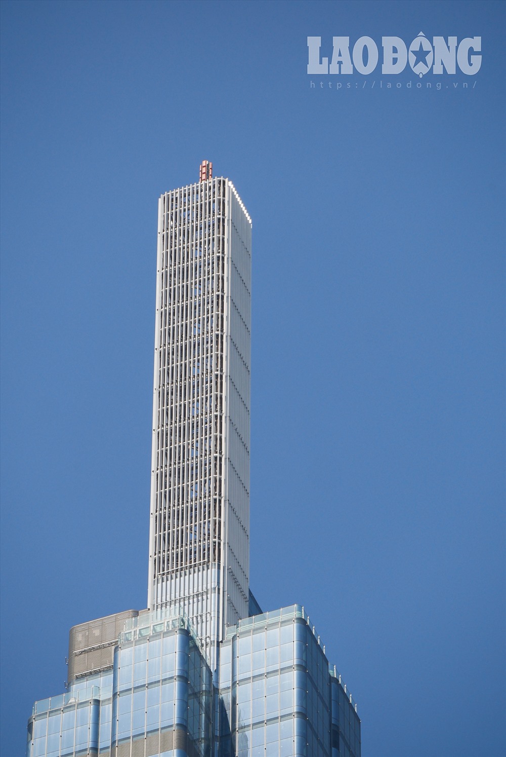 Trên tòa tháp Landmark bắt đầu bắn từ tầng 81 đến tầng 6 phần tháp phía trên.