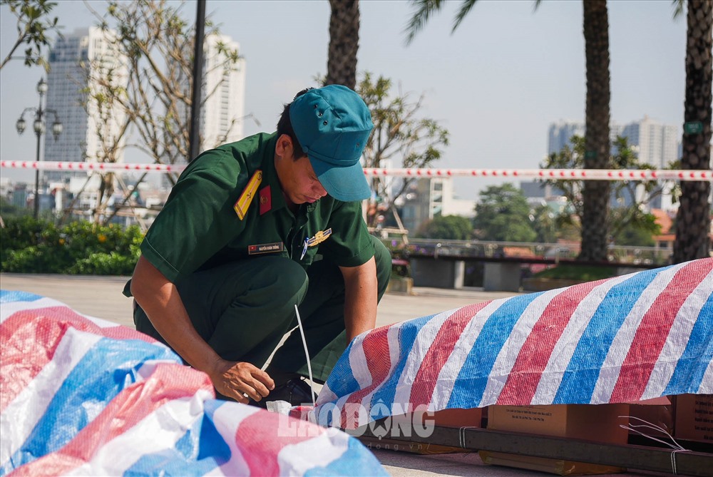 Do nắng nóng, hệ thống dàn pháo được che chắn để đảm bảo màn trình diễn pháo hoa diễn ra suôn sẻ.