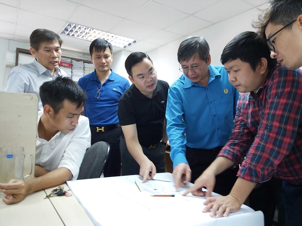 Các kiến trúc sư của Công ty Việt Tín lắng nghe góp ý của đoàng chí Trần Thanh Hải và đồng chí Trần Văn Khải để hoàn chỉnh thiết kế. Ảnh Nam Dương