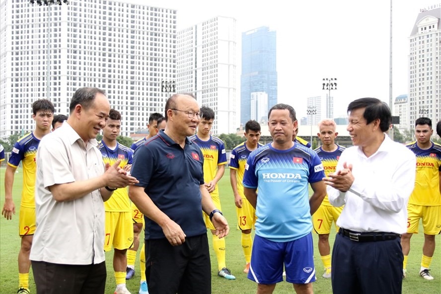 Bộ trưởng Nguyễn Ngọc Thiện thường xuyên có các chuyến thăm ông Park và các đội tuyển Việt Nam. Ảnh: VFF