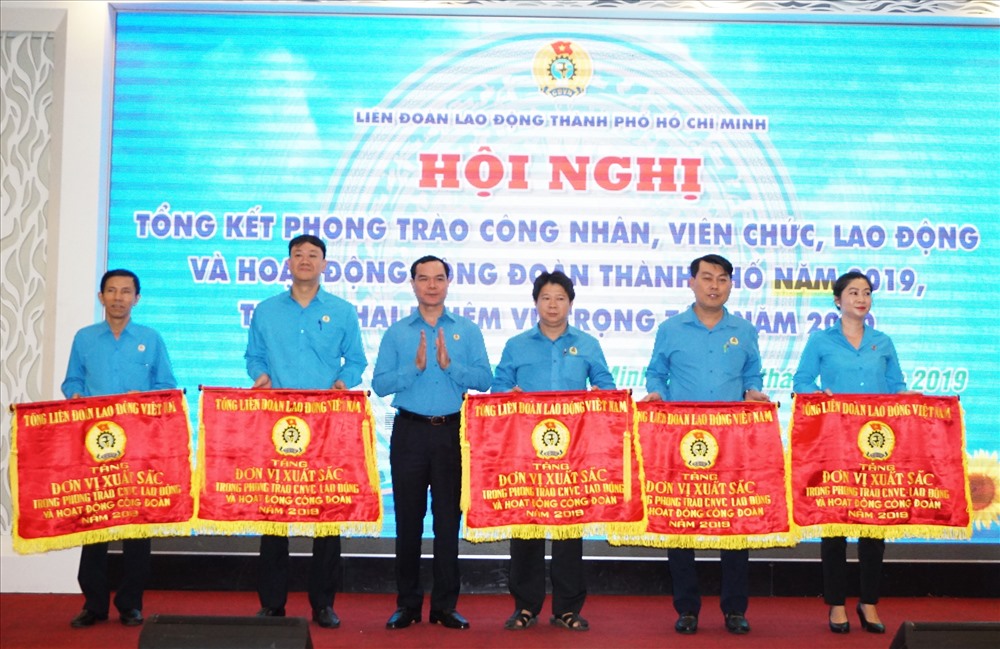 Ông Nguyễn Đình Khang, Chủ tịch Tổng LĐLĐ Việt Nam tặng cờ thi đua cho các đơn vị xuất sắc.  Ảnh: M.Q