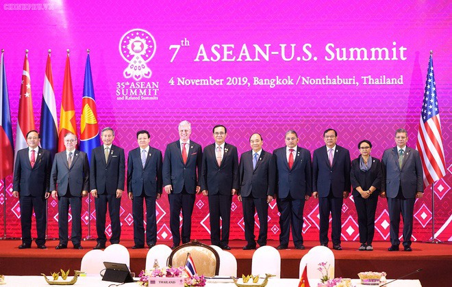Thủ tướng Nguyễn Xuân Phúc (thứ 5 từ phải sang) cùng lãnh đạo các nước Asean và đại diện Mỹ tại Hội nghị cấp cao ASEAN lần thứ 35. Ảnh: P.V