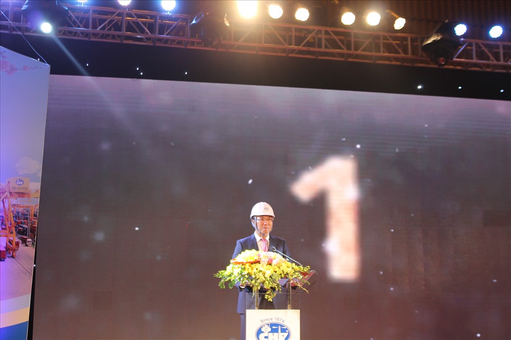 Ông Nguyễn Tường Anh - Phó Tổng Giám đốc Cảng Hải Phòng phụ trách sản xuất, kinh doanh, khai thác lên sân khấu chuẩn bị nghi lễ phát lệnh đón mã hàng đầu năm 2020.