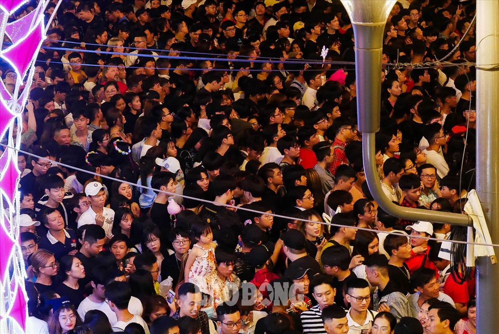 Càng gần với khoảnh khắc giao thừa, lượng người đổ về phố đi bộ TP Hồ Chí Minh càng đông, dẫn đến cảnh ùn tắc. Ảnh: Phan Anh