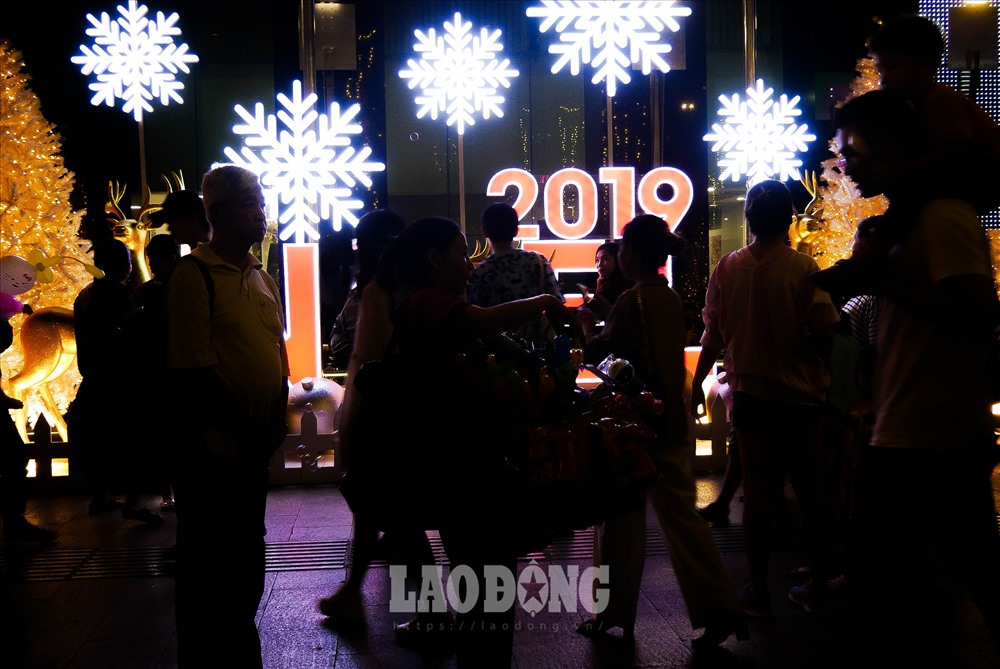 19h hôm nay, dòng người bắt đầu đổ về phố đi bộ Nguyễn Huệ để đếm ngược thời khắc “tạm biệt” năm 2019, chào mừng năm 2020.