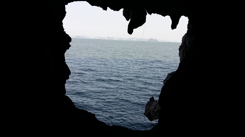 Ngoài hàng chục các hang động nổi tiếng đã được đưa vào đón khách như: Đầu Gỗ, Thiên Cung, Sửng Sốt… thì trên vịnh Hạ Long hàng chục hang động tuyệt đẹp, trong đó có 23 mới được phát hiện gần đây. Trong ảnh là một hang động chưa được vào phục vụ du lịch trên vịnh Hạ Long. Ảnh: Nguyễn Hùng