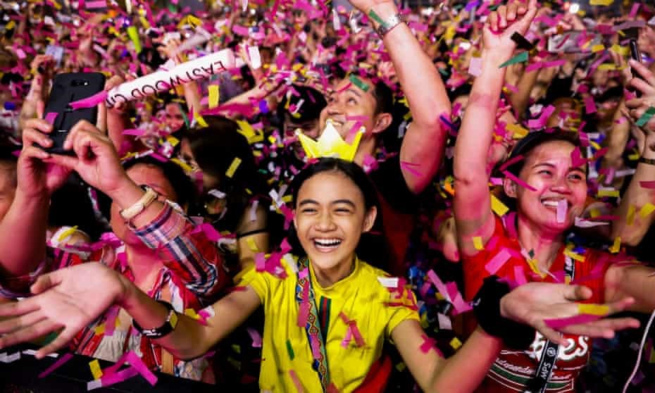 Hàng nghìn người tham gia vào lễ hội hoa giấy ở Malina,Philippines. Ảnh: Getty