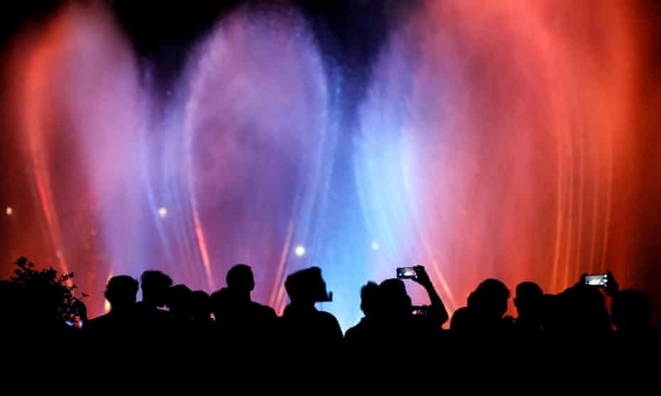 Người dân xem đêm nhạc nước ở Jakatar, Indonesia. Ảnh: Getty