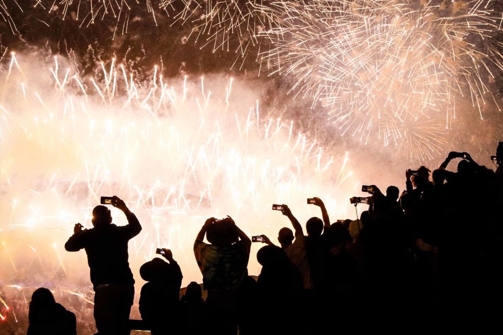 Người dân Sydney tận hưởng màn bắn pháo hoa ở cây cầu cảng Sydney và Nhà hát lớn Sydney, Australia trong đêm giao thừa. Ảnh: Getty