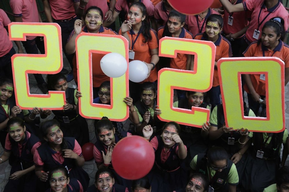 Học sinh ở Ấn Độ xếp hình chào đón năm mới. Ảnh: Getty