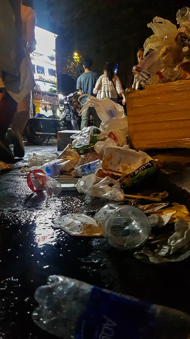 Ghi nhận tại phố đi bộ Nguyễn Huệ (quận 1, TPHCM), vỏ chai nước, giấy báo, hộp xốp, bao nylon,... ngập ngụa khắp nơi.