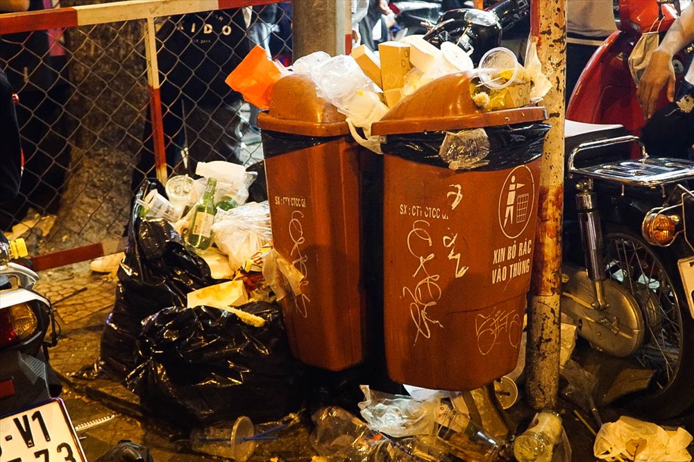 Nhiều thùng rác rơi vào tình trạng quá tải. Rác được chất đầy và tràn ra ngoài.