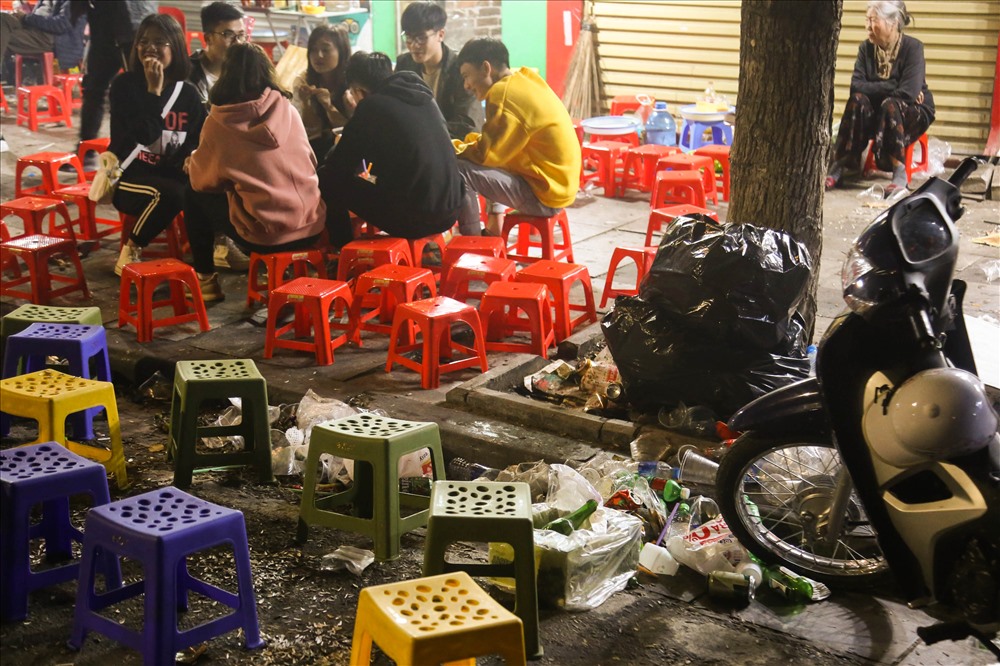 Lượng khách quá đông, các hàng quán vỉa hè cũng không kịp dọn dẹp. Nhiều người chấp nhận cảnh “ăn trên đống rác“.
