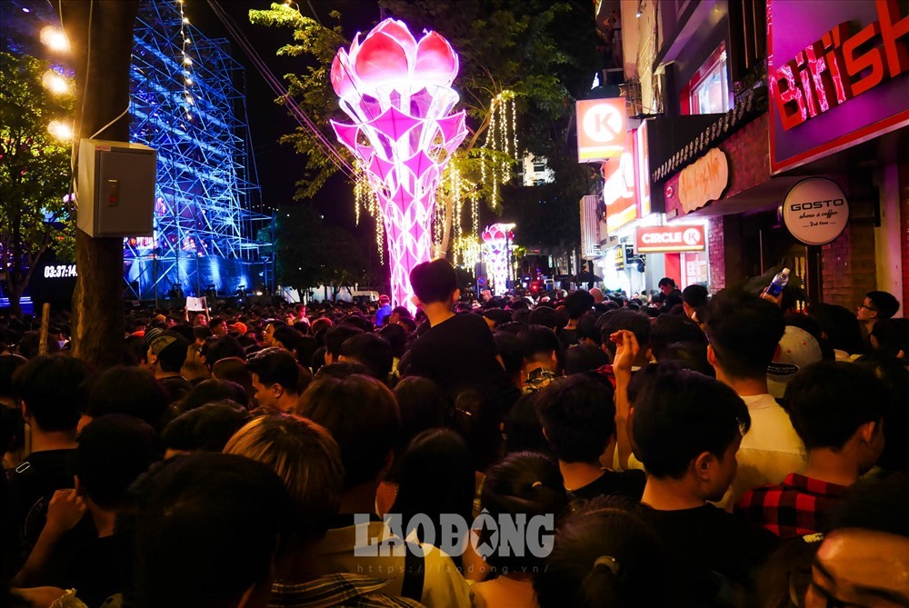 Từ đêm 31.12, hàng nghìn người đổ dồn về khu vực phố đi bộ Nguyễn Huệ, công viên Bạch Đằng (TPHCM)... để chiêm ngưỡng màn pháo hoa kéo dài 15 phút chào đón Tết dương lịch 2019.