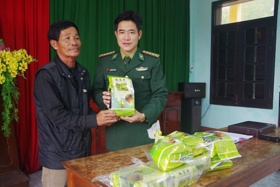 Người dân ở thôn Hải Đông, Phong Hải, Phong Điền, Thừa Thiên - Huế giao nộp số ma túy nhặt được cho đồn biên phòng. Ảnh: BP Quảng Trị
