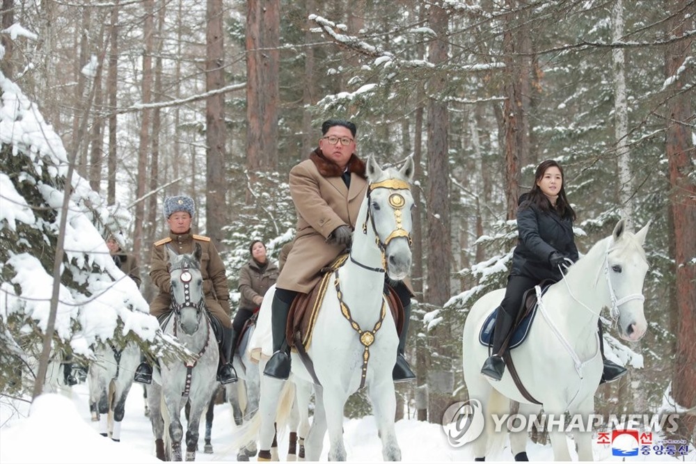 Những hình ảnh về chuyến thăm đỉnh núi cao nhất trên bán đảo Triều Tiên của ông Kim Jong-un được truyền thông nhà nước công bố ngày 4.12. Ảnh: KCNA.