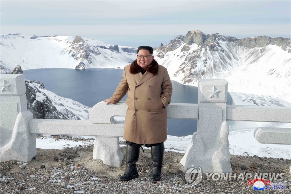 Chuyến thăm núi thiêng diễn ra trong bối cảnh Bình Nhưỡng yêu cầu Washington đưa ra các đề xuất có thể chấp nhận được trong các cuộc đàm phán phi hạt nhân hóa trước cuối năm nay. Ảnh: KCNA.