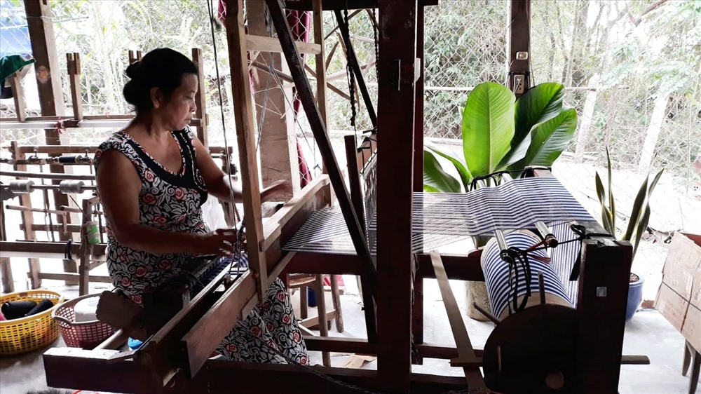 Người thợ dệt khăn bên chiếc máy dệt truyền thống