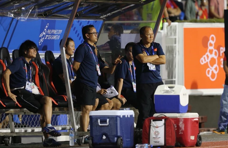 Huấn luyện viên Park Hang-seo trong trận đấu với U22 Singapore. Ảnh: D.P