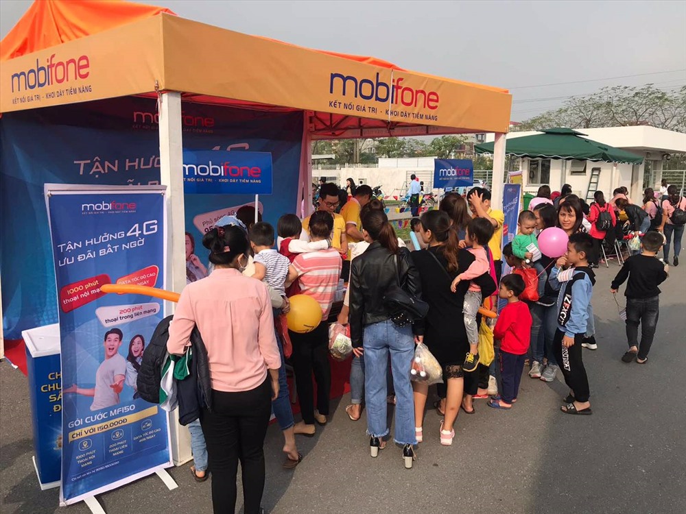 Thuê bao tại Đà Nẵng hào hứng tìm hiểu dịch vụ, sản phẩm 4G MobiFone.