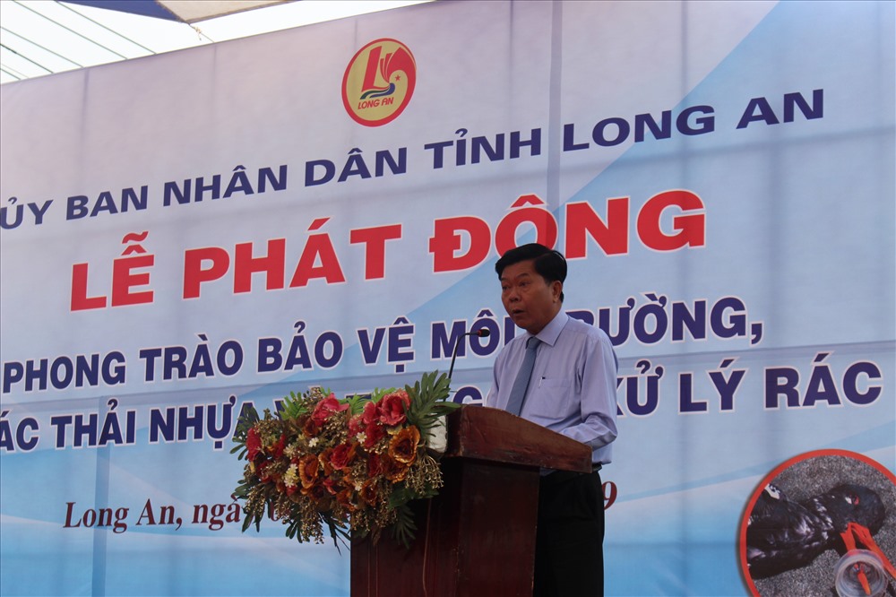 Chủ tịch UBND tỉnh Long An - ông Trần Văn Cần - kêu gọi nhân dân chống rác thải nhựa. Ảnh: K.Q
