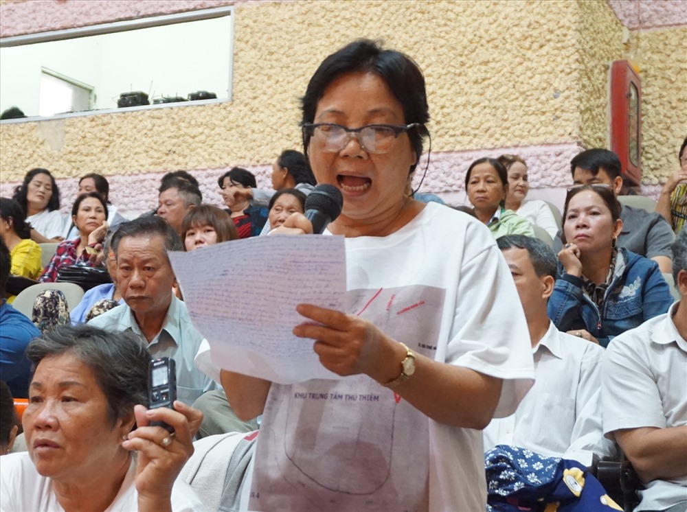 Cử tri Nguyễn Thị Thu Dung (phường Bình Khánh) trách tổ đại biểu không đưa vấn đề Thủ Thiêm ra nghị trường Quốc hội.  Ảnh: M.Q