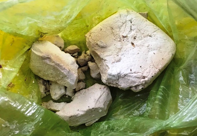 Người dân tiếp tục giao nộp 1 bánh heroin trôi dạt vào bờ biển Quảng Nam. Ảnh: CTV