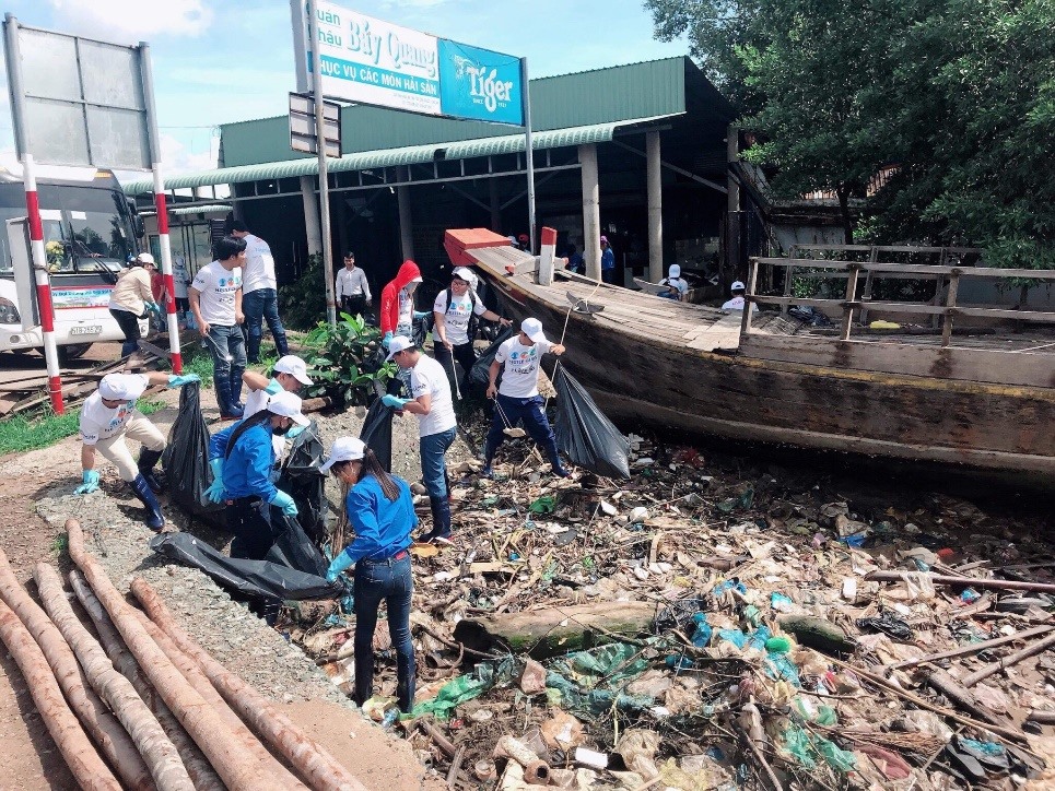Dọn dẹp rác tại các kênh rạch tại tỉnh Long An. Ảnh: PV