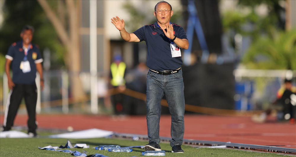 Trong chiến thắng 6-1 trước U22 Lào, thầy Park cũng giận dữ với các quyết định của trọng tài. Ảnh: D.P