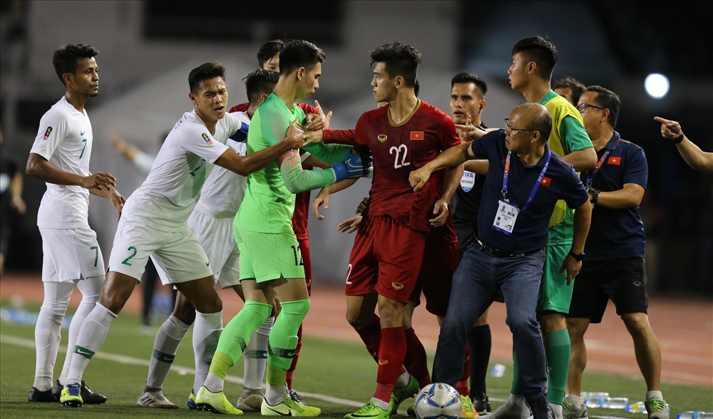 Trận thắng U22 Indonesia 2-1, ông Park ngoài phản ứng trọng tài còn lao vào gây sức ép khi có va chạm giữa các cầu thủ. Ảnh: D.P