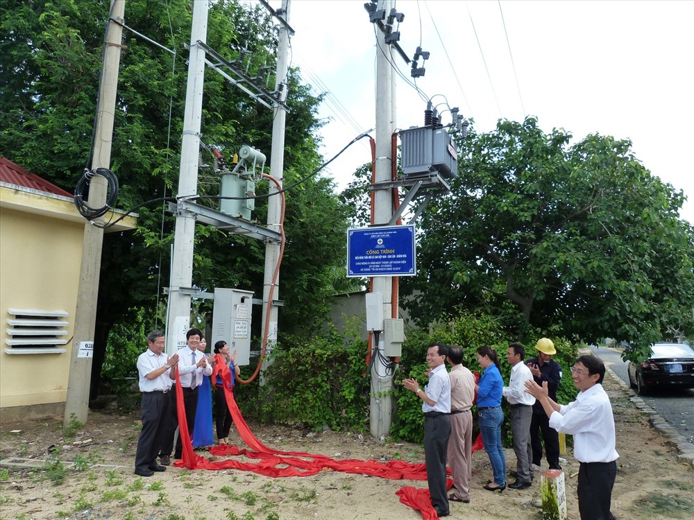 Lãnh đạo Công ty CP điện lực Khánh Hòa khánh thành công trình điện nông thôn mới tại huyện Cam Lâm. Ảnh: Huy Tôn