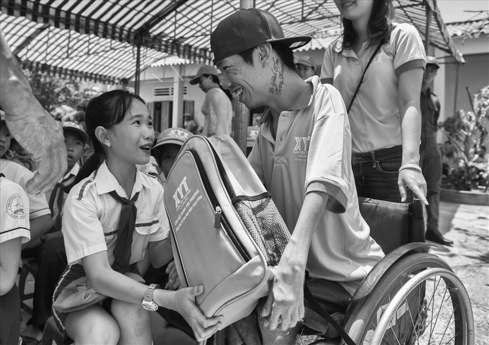 Hàng năm, Châu thường tham gia các chuyến đi từ thiện đến vùng sâu, vùng xa. Bình Thuận, tháng 6.2019, chuyến đi tình nguyện “Xanh yêu thương“.