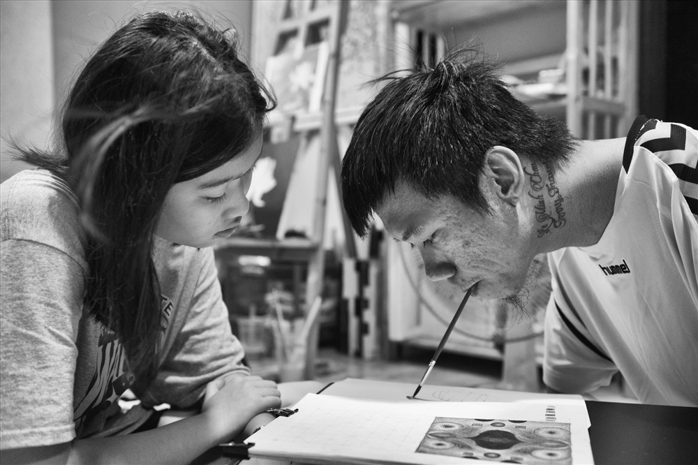 Châu thích dạy vẽ cho các bạn trẻ  vì họ mang lại cho Châu năng lượng tích cực.