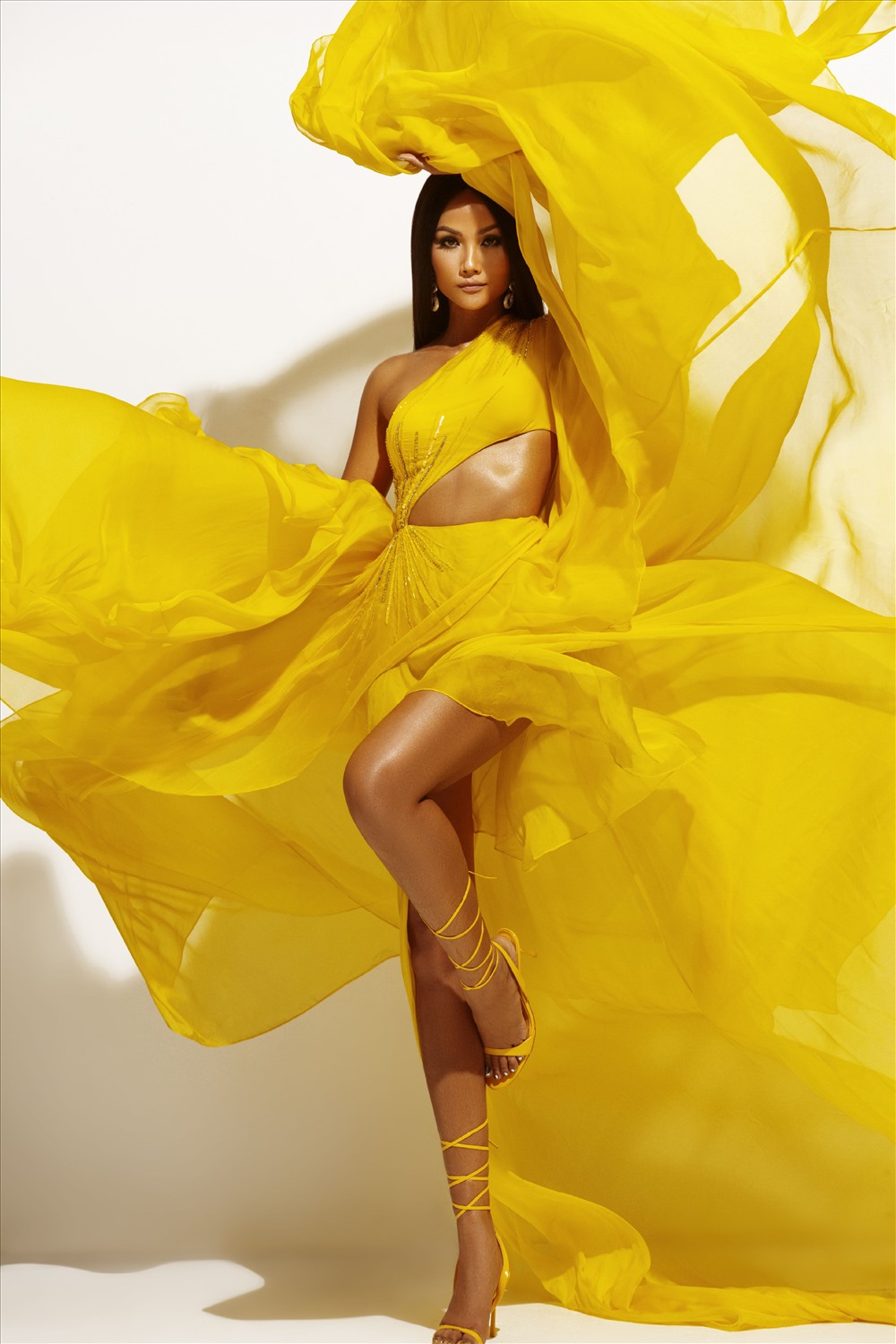 Hành trình hai năm nhiệm kỳ của Hoa hậu H’Hen Niê cũng là nguồn cảm hứng để Ban tổ chức Hoa hậu Hoàn vũ Việt Nam lựa chọn “Brave Heart – Trái tim dũng cảm” là chủ đề chính của cuộc thi năm nay. Ảnh: Milor Trần.