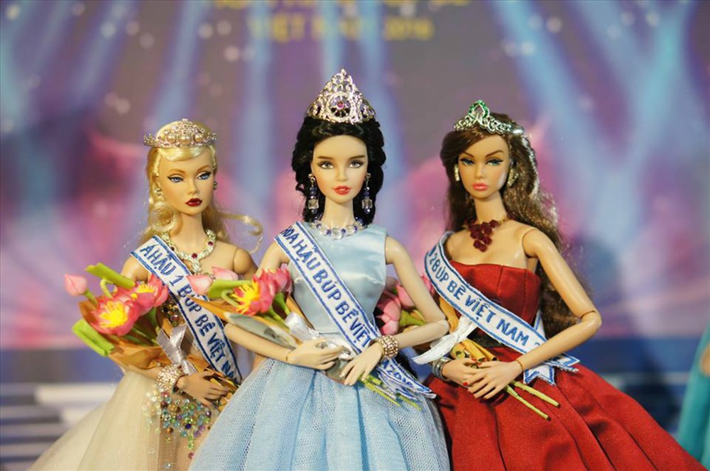 Hai búp bê mà Sang trang điểm đã giành giải Nhất (ở giữa) và Nhì (phải) trong cuộc thi Miss Doll Beauty Việt Nam 2016.