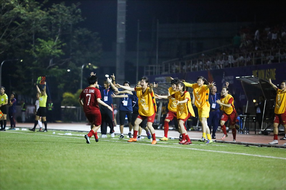 Tuyết Dung vỡ òa trong vòng tay đồng đội sau khi ghi bàn thắng quyết định ấn định chiến thắng 2-0 trước chủ nhà Philippines. Ảnh: HOÀI THU