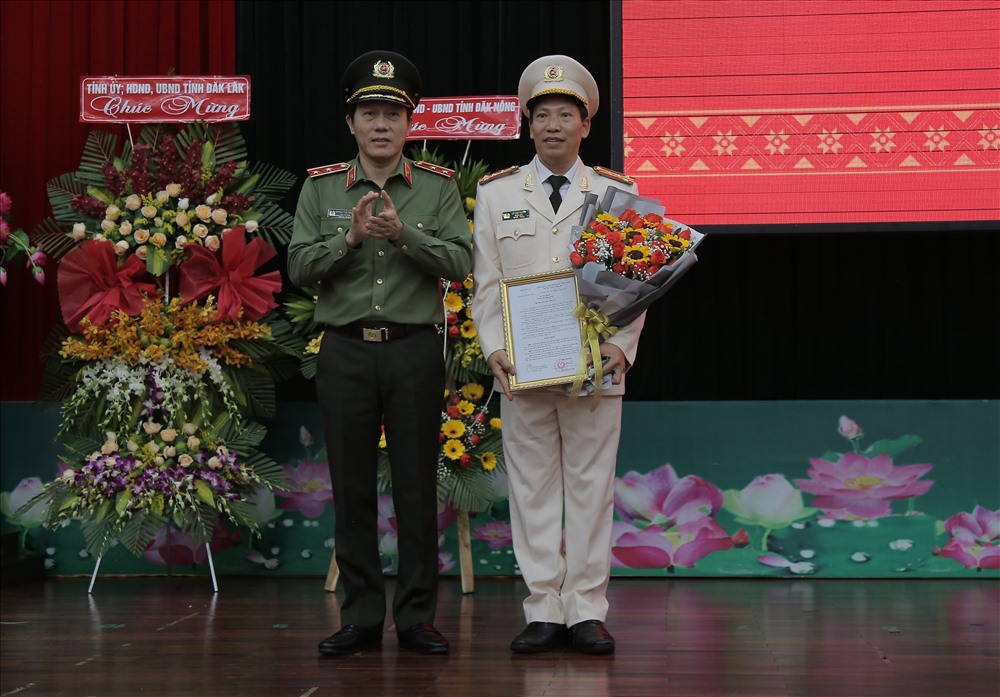 Tại buổi lễ, đại tá Lê Văn Tuyến cam kết sẽ nâng cao sự đoàn kết trong toàn ngành để đảm bảo an ninh trật tự trên địa bàn. Ảnh: HL
