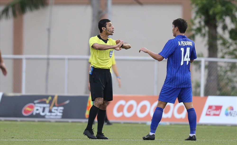 Trọng tài Ismaeel Habib Aliismaeel xua tay khi hậu vệ U22 Thái Lan cho rằng không có lỗi. Ảnh: D.P