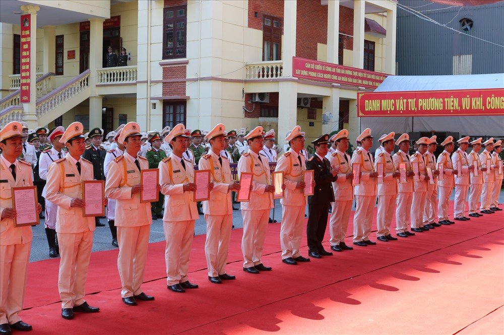 Đại tá Lê Ngọc Châu, Giám đốc Công an tỉnh trao Quyết định cho cán bộ, chiến sỹ. Ảnh: GC