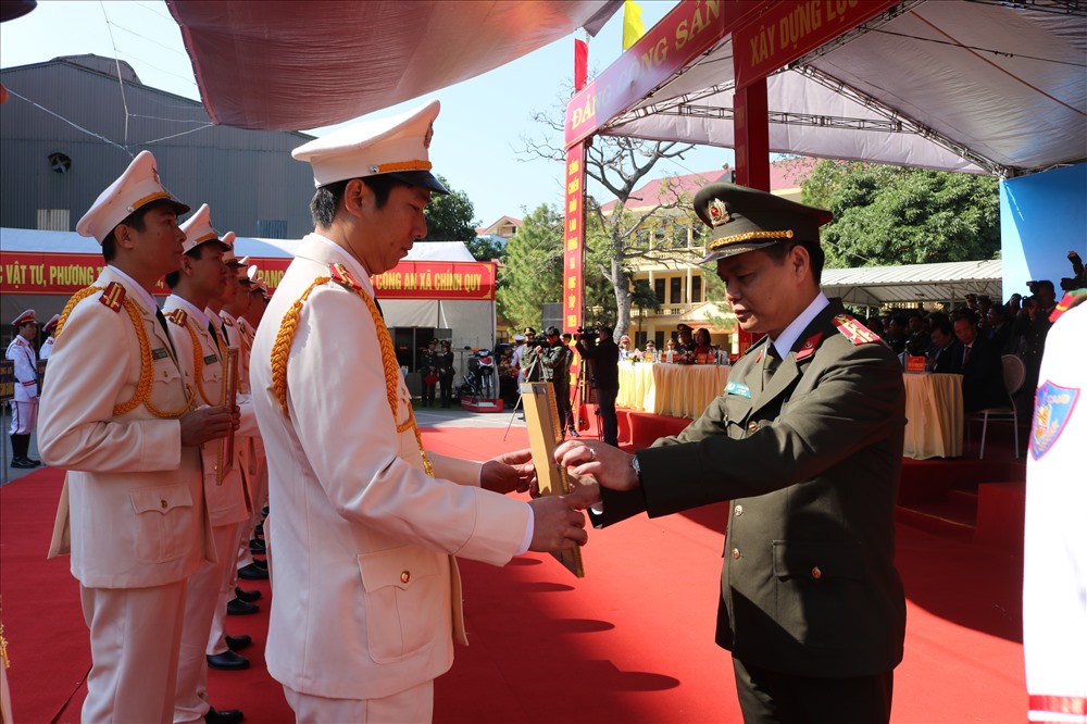 Đại tá Lê Ngọc Châu, Giám đốc Công an tỉnh trao Quyết định cho cán bộ, chiến sỹ. Ảnh: GC