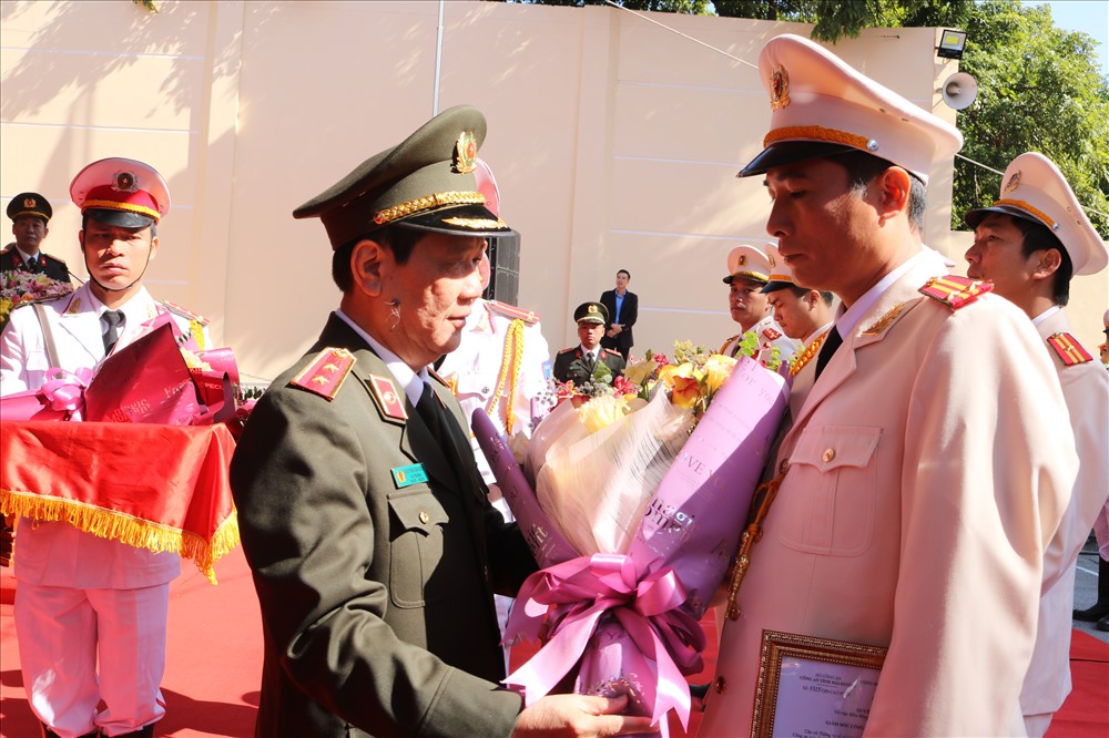 Bí thư tỉnh ủy Hải Dương và Thứ trưởng Bộ Công an tặng hoa động viên các cán bộ, chiến sỹ. Ảnh: GC