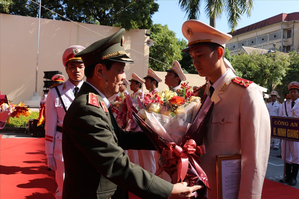 Bí thư tỉnh ủy Hải Dương và Thứ trưởng Bộ Công an tặng hoa động viên các cán bộ, chiến sỹ. Ảnh: GC