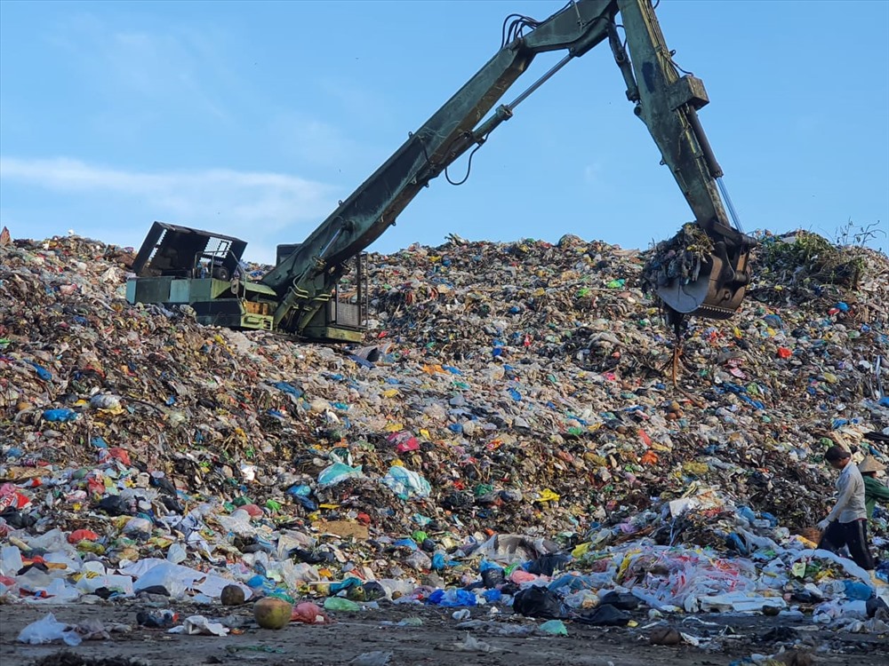 Bãi rác tập trung tại Bạc Liêu quá tải trầm trọng, nhiều khả năng không thể tiếp nhận rác vào đầu năm 2020 (ảnh Nhật Hồ)