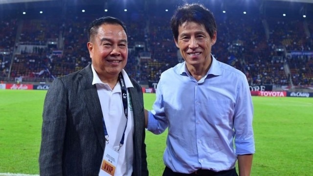 Chủ tịch FAT ông Somyos Pumpanmuang khẳng định sẽ tái kí hợp đồng với HLV Akira Nishino. Ảnh: Siam Sport