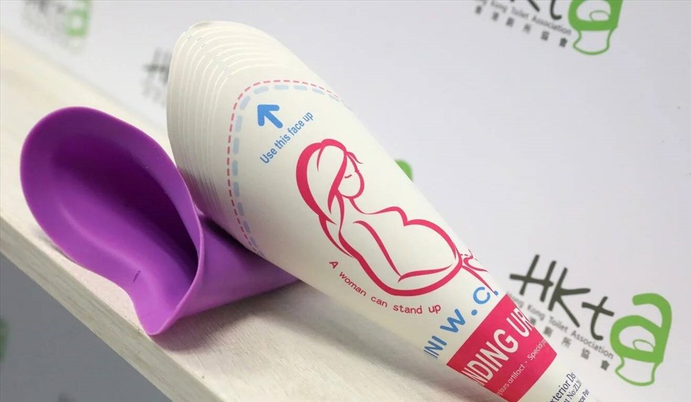 Các  phễu tiểu đứng bằng giấy sử dụng một lần là phương án giúp giảm thời gian chờ đợi lâu ở các nhà vệ sinh công cộng dành cho nữ giới ở Hong Kong. Ảnh: South China Moring Post.