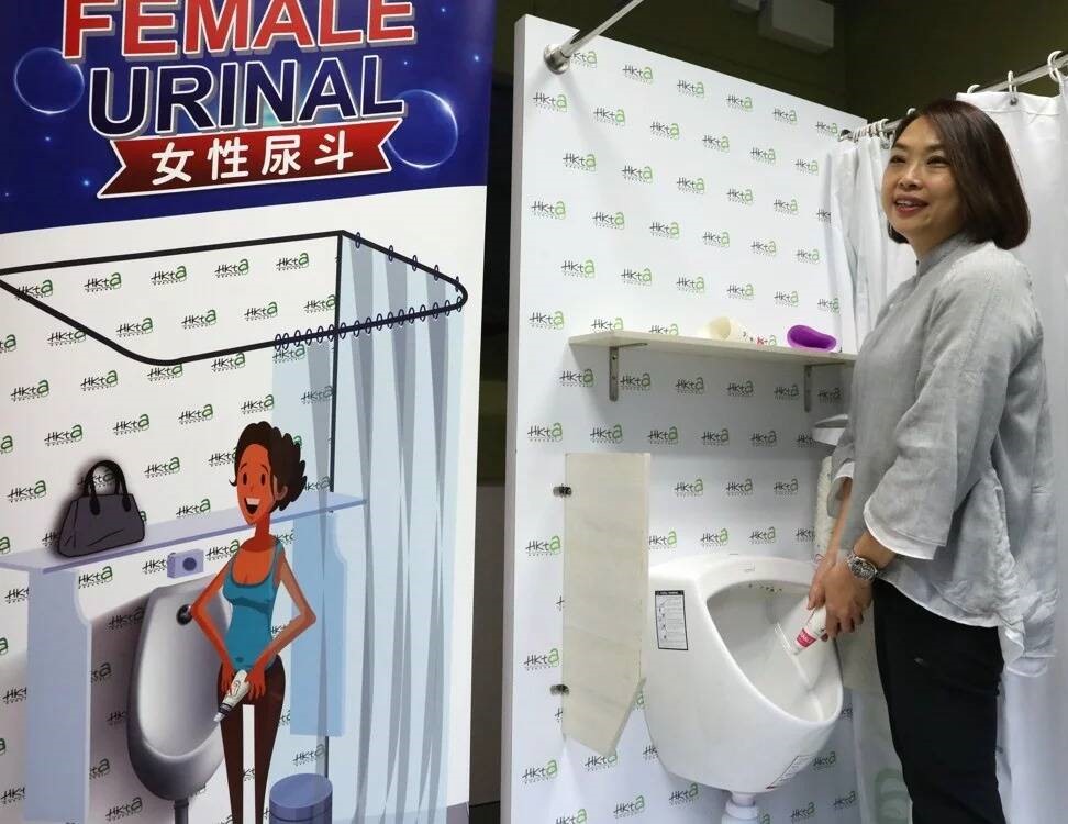 Thiết kế nhà vệ sinh công cộng khi đưa phễu tiểu đứng dành cho phụ nữ vào thí điểm. Ảnh: South China Morning Post.