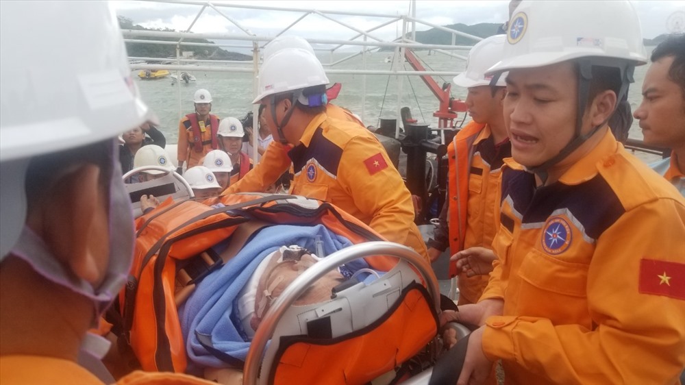Sau 14 giờ vượt sóng lớn đến chiều 6.12, du khách bị nạn trên tàu du lịch của Panama được các thuyền viên tàu SAR27-01 chuyển về Nha Trang điều trị. Ảnh: P.Linh