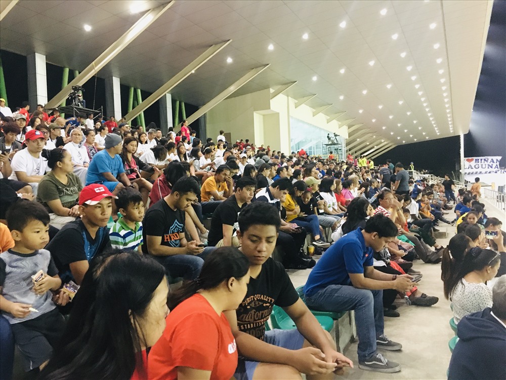 Khán đài sân Binan đầy ắp khán giả trong ngày đội tuyển nữ Philippines thi đấu với Malaysia. Ảnh: HOÀI THU