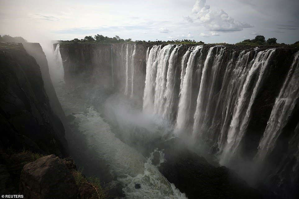 Sốc nặng khi Victoria - thác nước lớn nhất thế giới cạn khô vì hạn hán