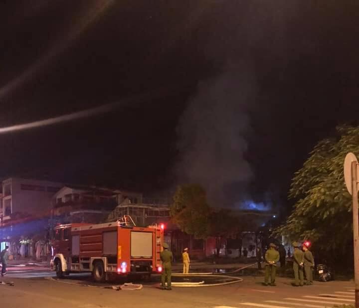 Ngọn lửa bùng lên tại một nhà hàng khiến 4 người không kịp chạy thoát.